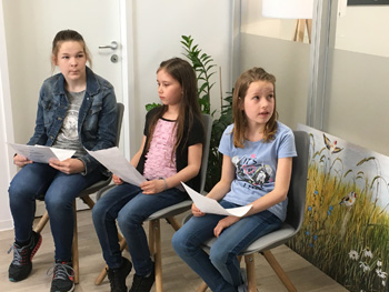 Annika, Ella und Alea lesen Fabeln