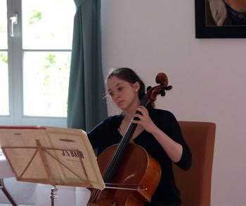 Sarah Zucker spielt Cello
